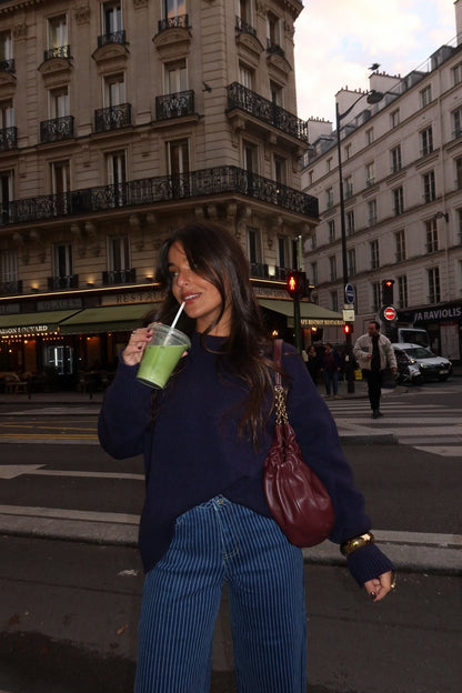 Myk strikket genser i marineblå