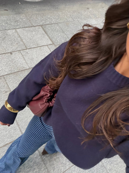 Myk strikket genser i marineblå