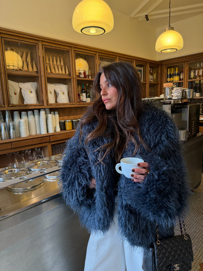 Krøllete pelsjakke i blått