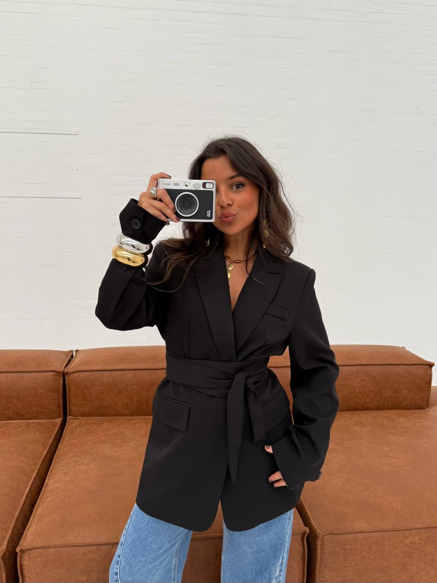 Svart blazer med belte som uunnværlig