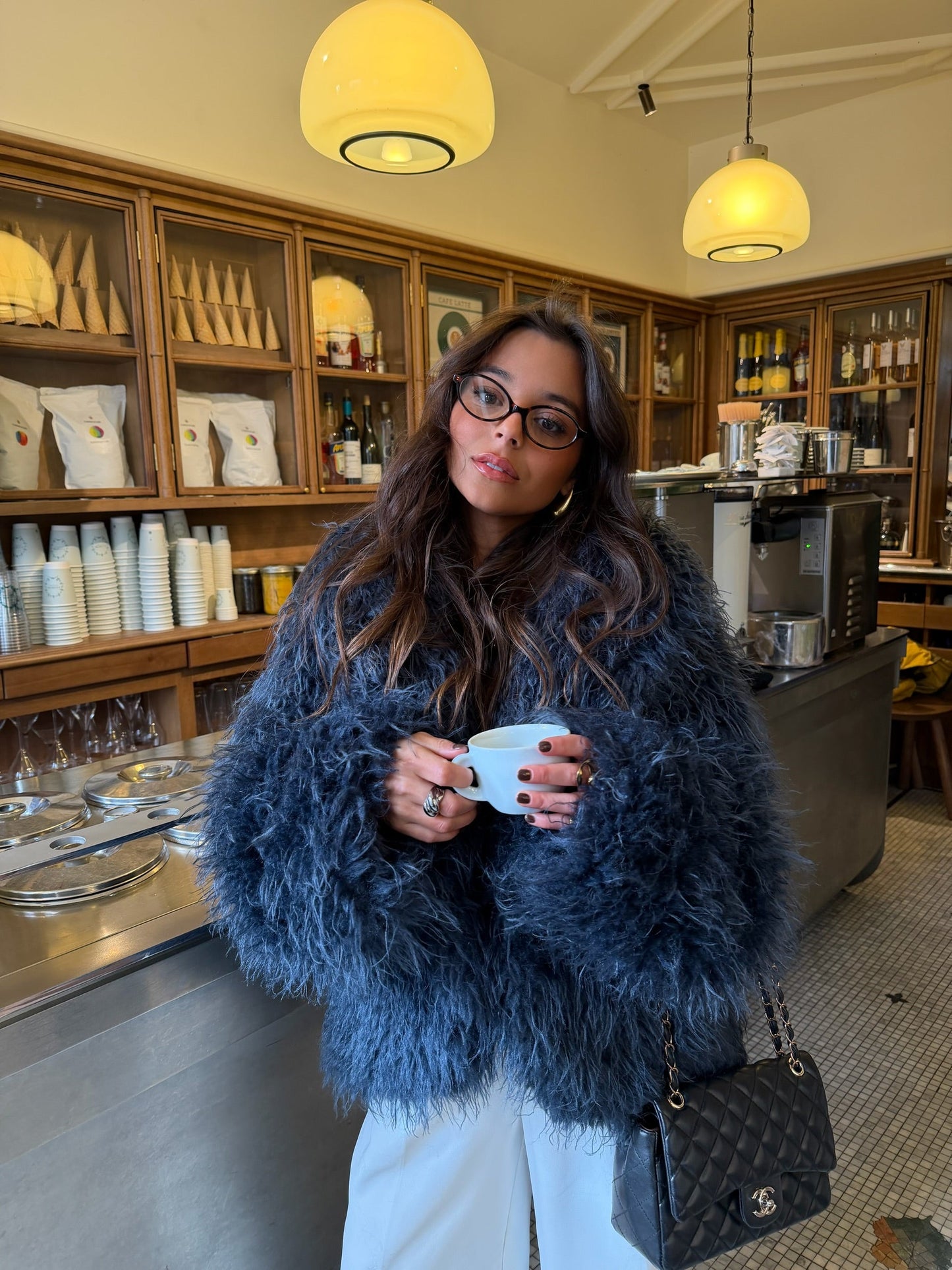 Krøllete pelsjakke i blått