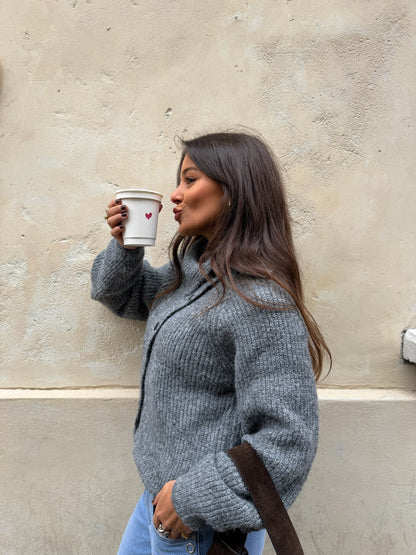 Emma strikkekardigan i grått