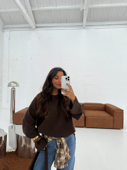 Myk strikket genser i brunt