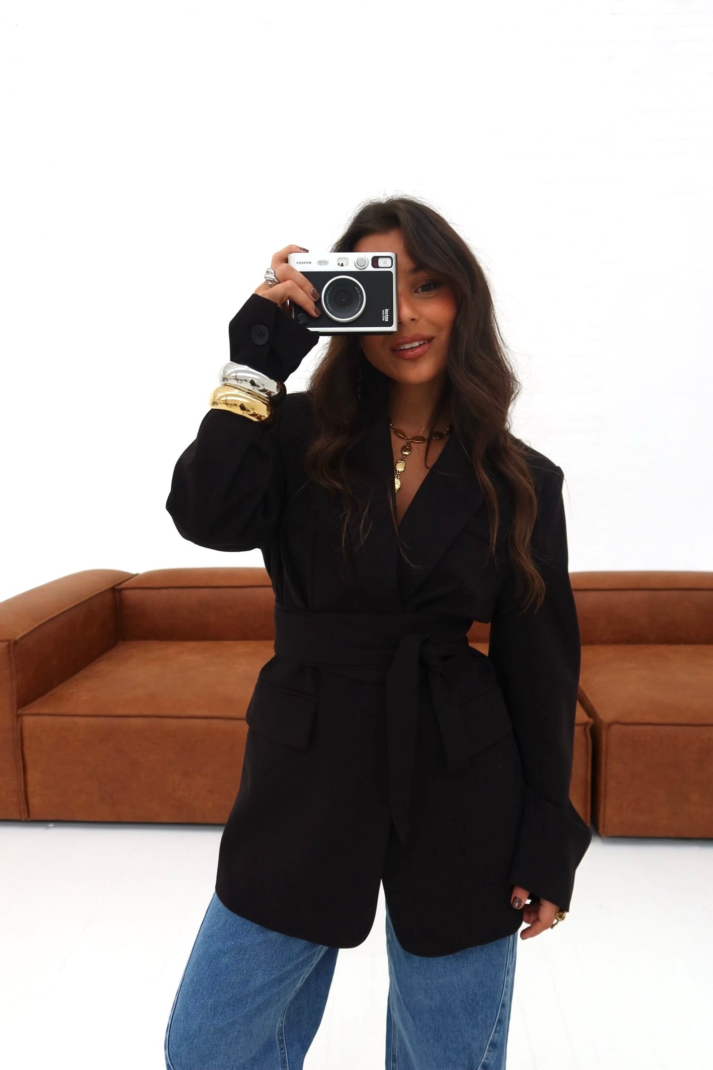 Svart blazer med belte som uunnværlig