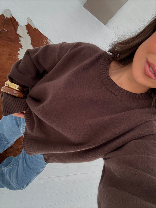 Myk strikket genser i brunt