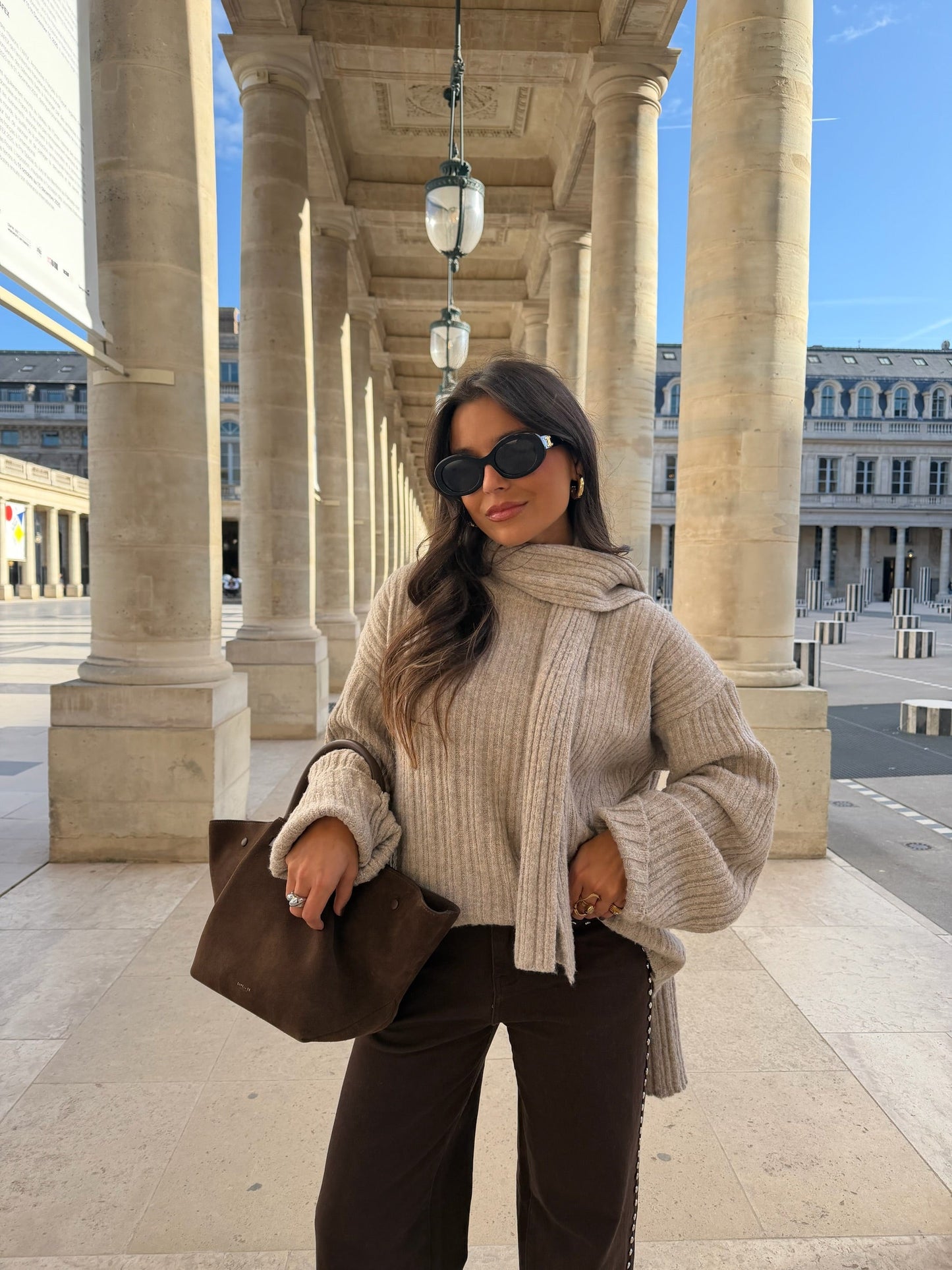 Stockholm strikkegenser med skjerf i beige