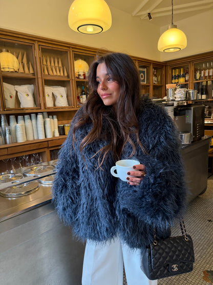 Krøllete pelsjakke i blått