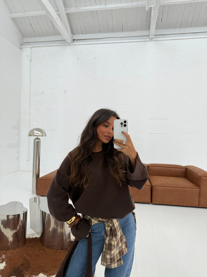 Myk strikket genser i brunt