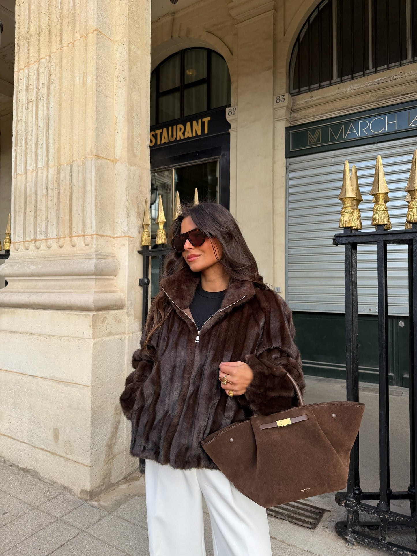 Kongelig brun pelsjakke