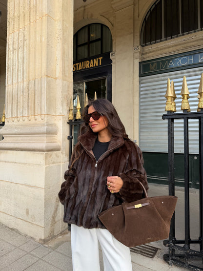 Kongelig brun pelsjakke